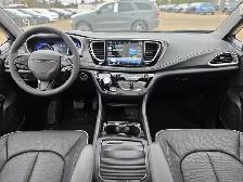 2027 Chrysler Pacifica Limited - Photo 24