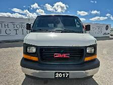 2017 GMC Savana - Photo 2