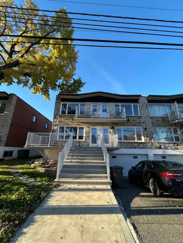 Grand 5 ½ rénové au rez-de-chaussée — Cours et stationnement
