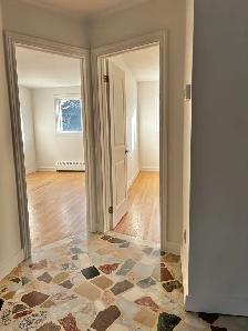 Grand 5 ½ rénové au rez-de-chaussée — Cours et stationnement - Photo 5