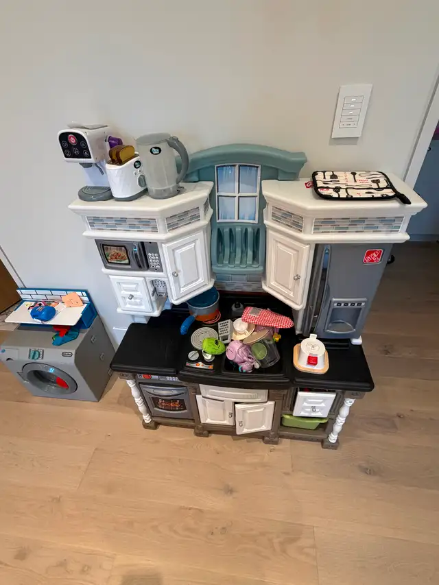 Free Kids Kitchen Set