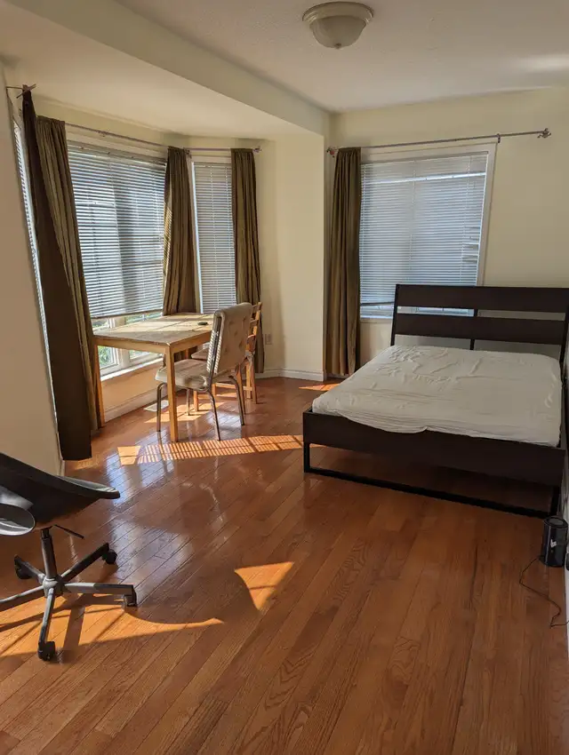 Large Bright Room Private Bath Parking @York University Village