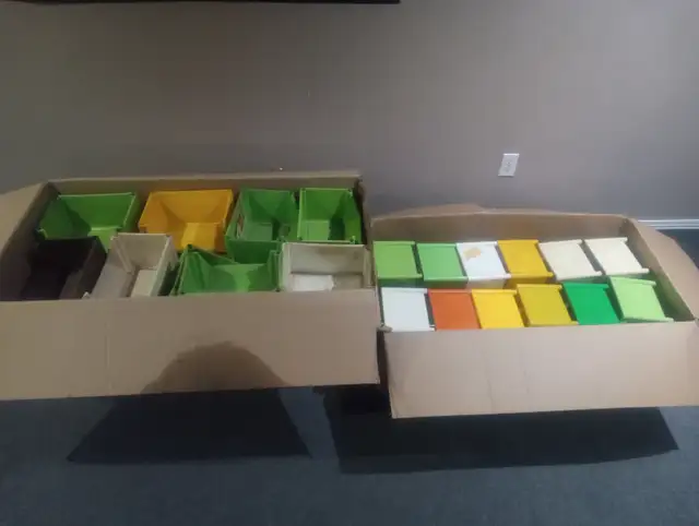 À DONNER! 34 bacs de rengement modulaire / 34 Stackable bins