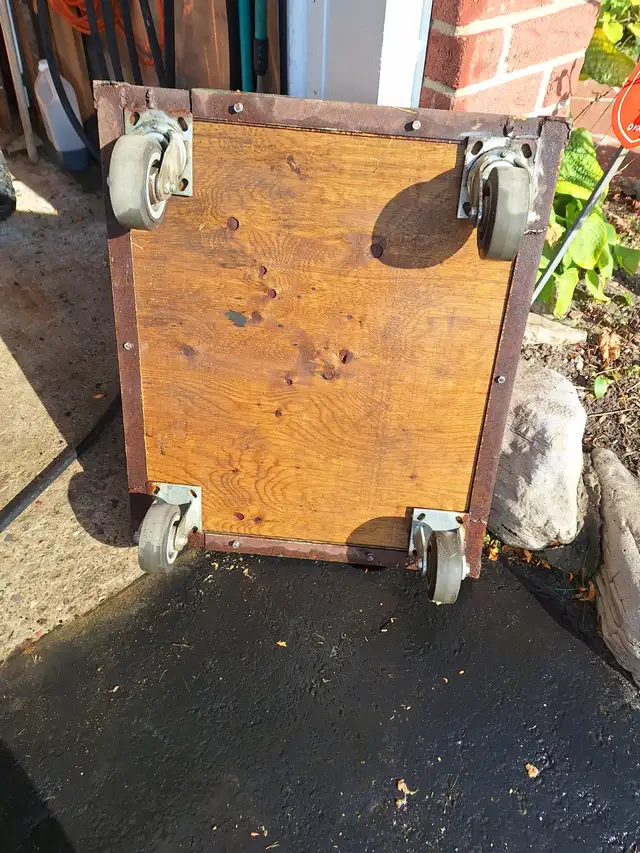 Dolly with heavy duty casters
