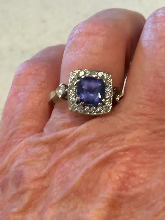 Tanzanite and Diamond Ring 14k gold