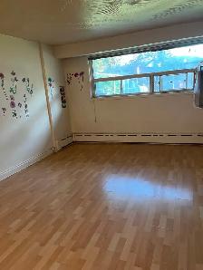 LARGE BACHELOR UNIT - Photo 2