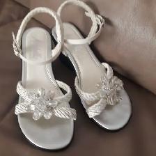 SANDALES BLANCHES CHIQUES D'ITALIE GR6FEM SEMELLES NOIRES $15.00