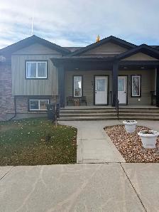 FANTASTIC townhouse for rent in Penhold! Garage & walkout