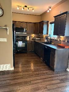 FANTASTIC townhouse for rent in Penhold! Garage & walkout - Photo 8