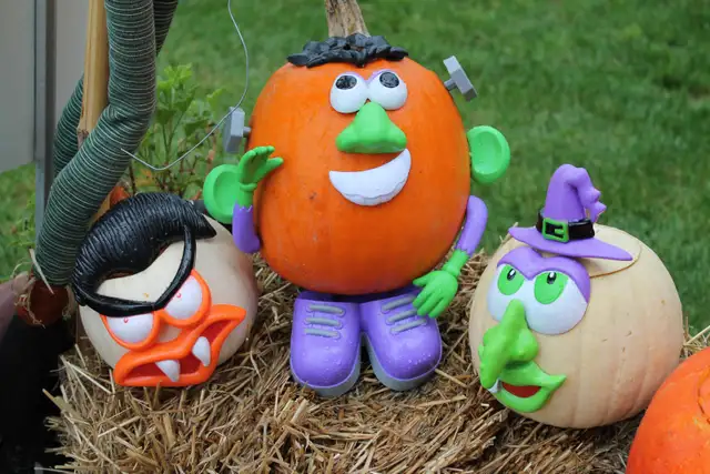 SELLING CHEAP KID'S HALLOWEEN COSTUMES $10.00 TO $25.00 EACH!