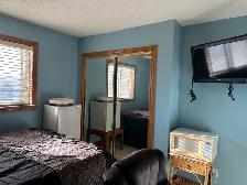 Furnished Room with Mountain Views – Tuscany, NW Calgary - Photo 3