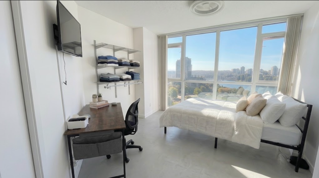Move In Now: Furnished Yaletown Room, Free Cleaning, Pool & Gym
