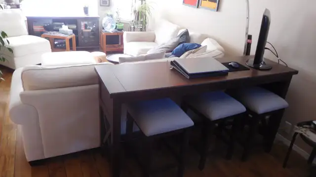 Coach Back Table and Stools