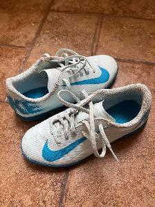 Indoor soccer shoes (Nike and Adidas) For sale - Photo 3