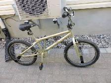 Vélo BMX avec guidon 360 degrés et Pegs.
