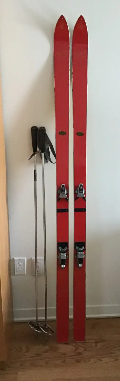 SKIS  ALPINS MÉTALLIQUE   172  CMS    PÔLES