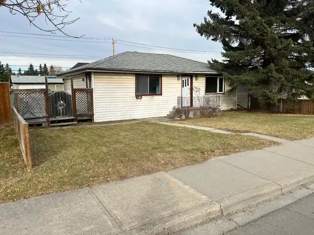 Bowness 3 bedroom, 1 bath house for rent
