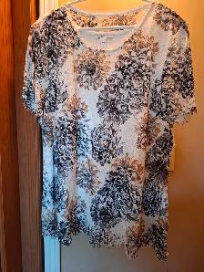 VARIETY OF LADIES TOPS - LIKE NEW - Photo 9