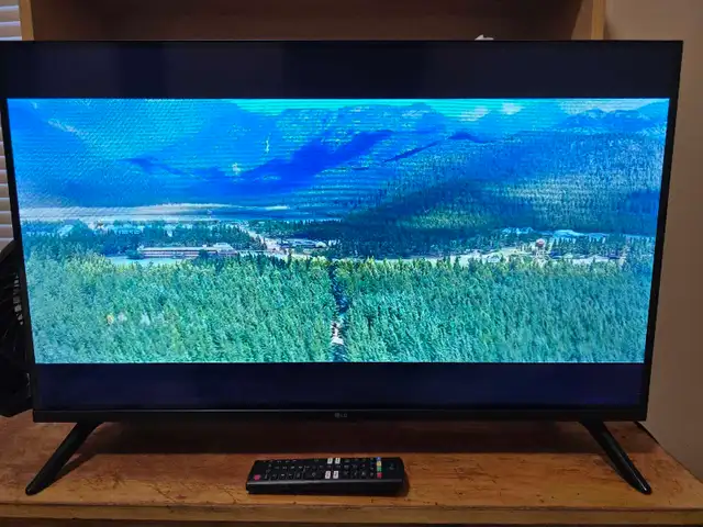 32' LG LR600 TV FOR SALE