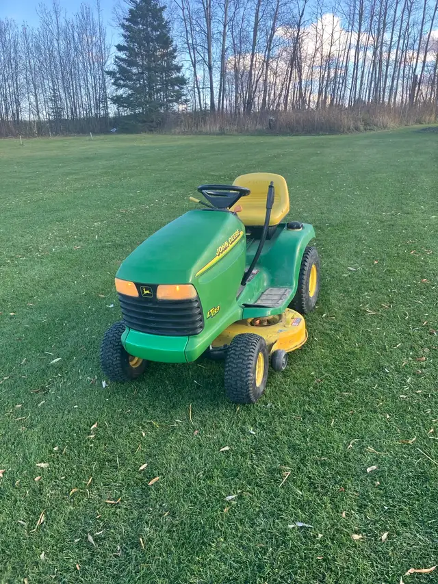 John Deere LT133 lawn tractor
