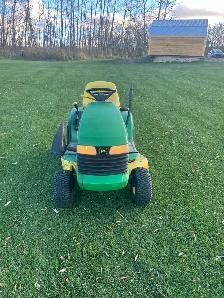 John Deere LT133 lawn tractor - Photo 2