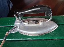 Two Vintage Antique Electric Steam Irons. - Photo 2