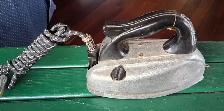 Two Vintage Antique Electric Steam Irons. - Photo 3