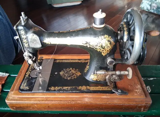 Antique Vintage Singer Sewing Machine.  Model #28.