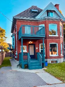 Charming 2BR Victorian Top Floor – Bright & Updated - Photo 3