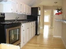 Charming 2BR Victorian Top Floor – Bright & Updated - Photo 4