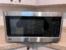 Whirlpool Refrigerator, Samsung Stove, and LG Microwave - Photo 5