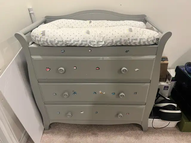 diaper changing station / Dresser