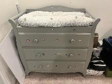 diaper changing station / Dresser