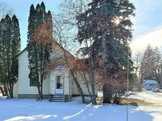 Tenanted 4-bed house on a double lot in Emerson MB, 124,900