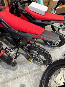 Yozma IN10 E-Dirt Bike — Red, 2600W, Like New (Burlington) - Photo 3