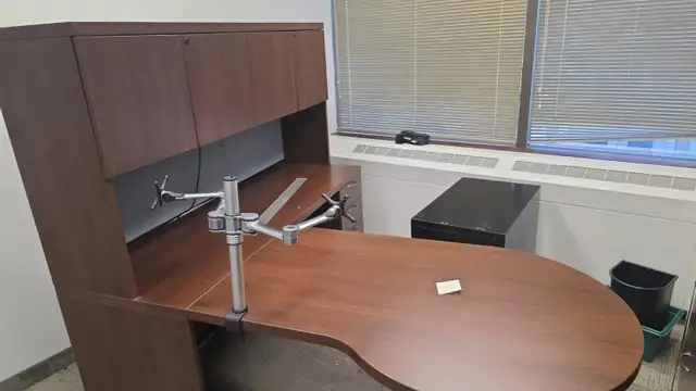 Teknion P-Top Desk with Hutch – 6' × 6' | $600