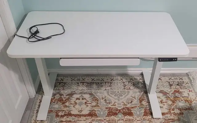 White Electric Standing Desk – Excellent Condition – $190 CAD