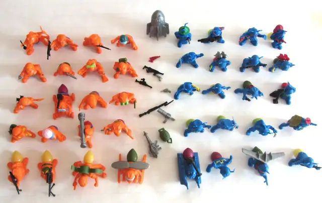 Vintage 1987 Hasbro ArmyAnts-40 figures, weapons & accessosories