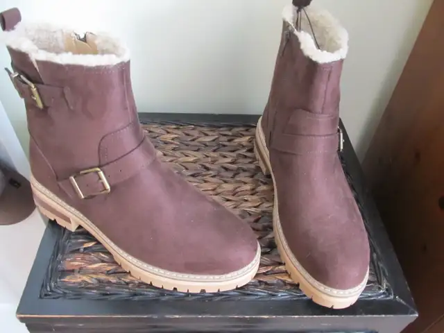 Ladies Size 9 Brand New Brown Suede Winter Boots