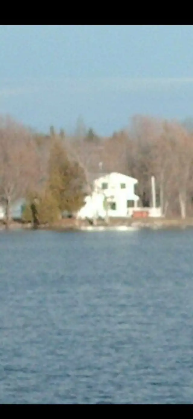 BEAUTIFUL WATERFRONT HOME NEAR KINGSTON ON. (VERONA)