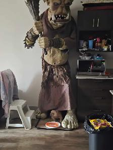 tumble the troll animatronic - Photo 4