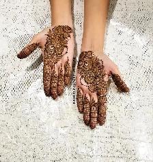 Henna artist for karwa chauth