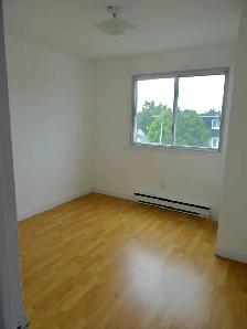 41/2. Longueuil ( St-Hubert ).   1290$  mois. - Photo 8