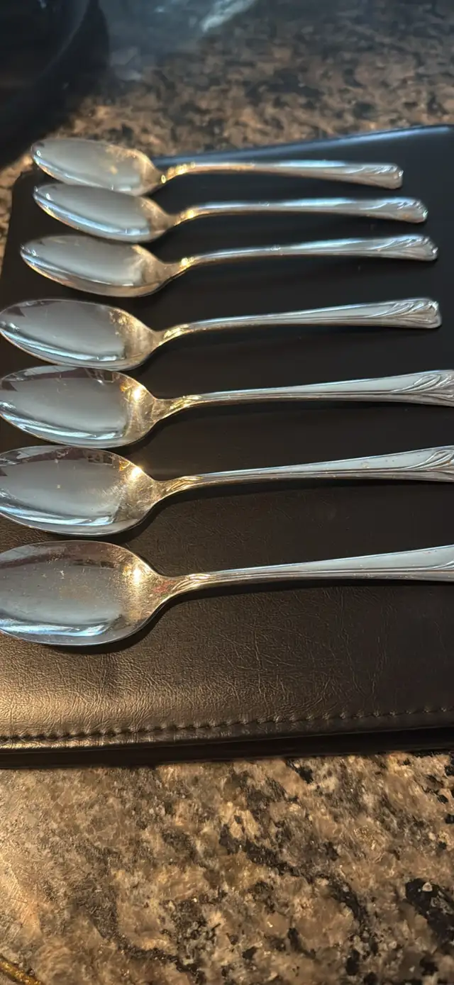 Lot of 12 silver plated tea spoons.