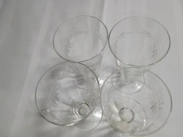 Set of 4 vintage etched cordial/liqueur glasses