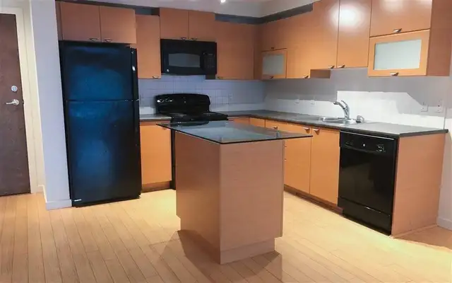 2,250 /  860ft - 2 Beds 2 Baths Condo Surrey Center for rent