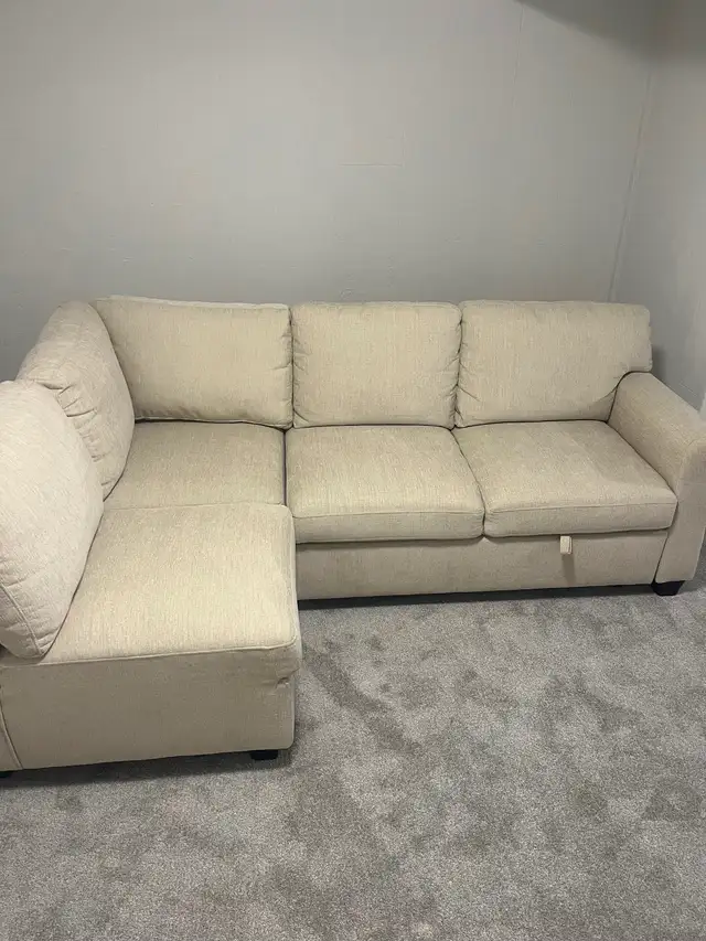 SECTIONAL COUCH