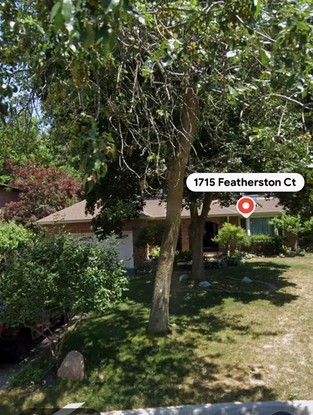Walk to UTM- room for rent availably now