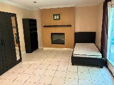 Walk to UTM- room for rent availably now - Photo 5