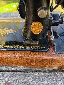 sewing machine - Photo 3